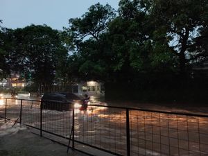 Titik Banjir Jakarta Bertambah Jadi 31 RT, 50 Jiwa Mengungsi Titik Banjir Jakarta Bertambah Jadi 31 RT, 50 Jiwa Mengungsi
