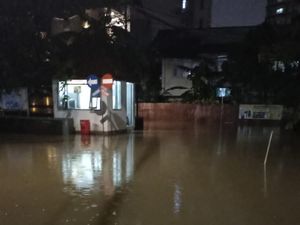 Titik Banjir di Jakarta Jadi 80 RT, 50 Orang Mengungsi Titik Banjir di Jakarta Jadi 80 RT, 50 Orang Mengungsi