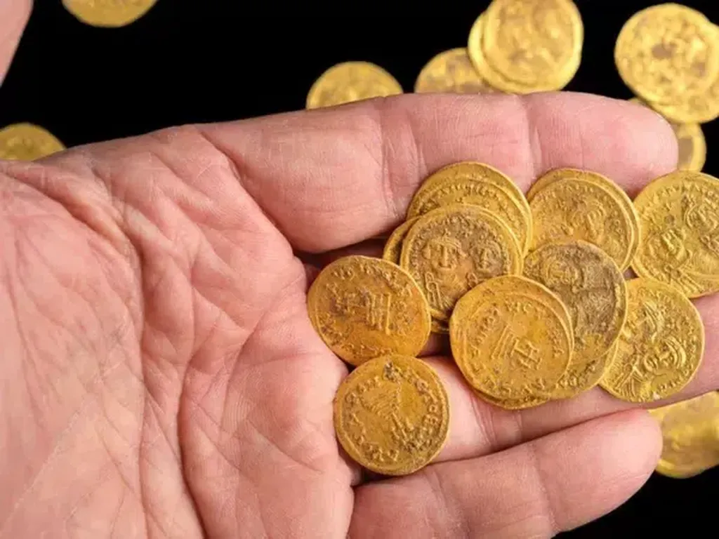 Koin Emas Abad ke-7 Ditemukan Tersembunyi di Dalam Tembok