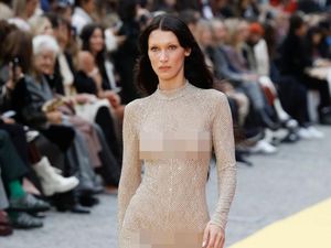 Lenggak-lenggok Bella Hadid Tanpa Bra di Paris Fashion Week Lenggak-lenggok Bella Hadid Tanpa Bra di Paris Fashion Week