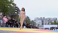 8 Foto Bella Hadid Catwalk Pakai Jumpsuit Jaring, Jadi Sorotan Tak Pakai Bra