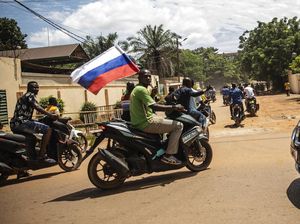 Bendera Rusia Berkibar Saat Rusuh Kudeta Burkina Faso, Ini Foto-fotonya