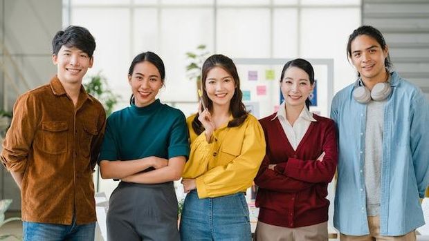 Cara Mendapatkan Teman Baru Ditempat Kerja Bagi Fresh Graduate/ Foto: Freepik.com/author/tirachardz