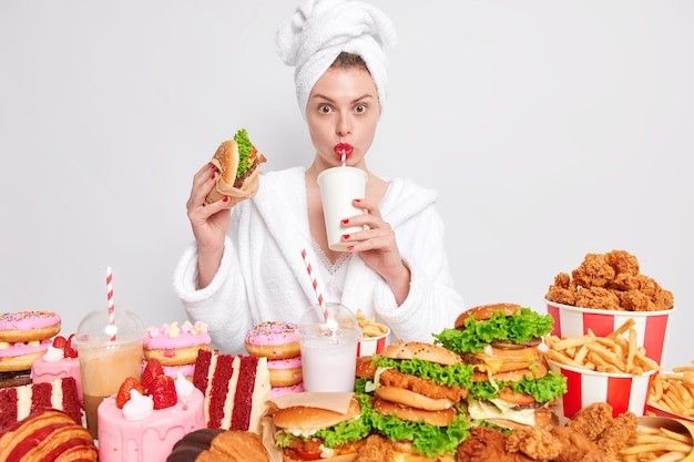 Dampak Buruk Mengonsumsi Junk Food Bagi Perempuan/ Foto: Freepik.com/author/wayhomestudio