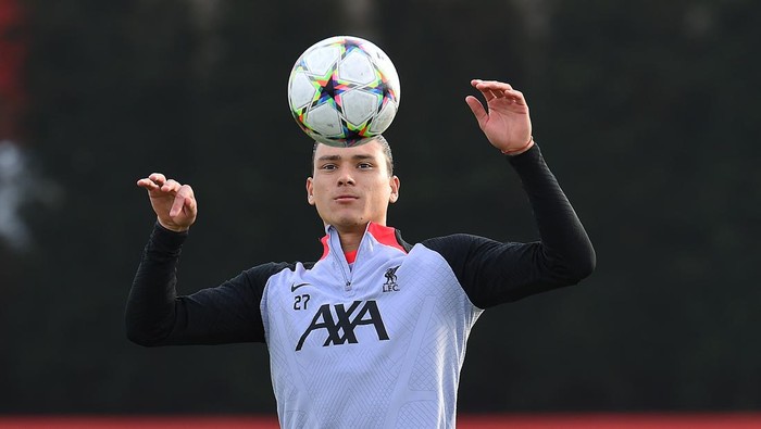 KIRKBY, ENGLAND - OCTOBER 03: (THE SUN ON SUNDAY OUT. THE SUN ON SUNDAY OUT) Darwin Nunez of Liverpool in action during a Liverpool Training Session at AXA Training Centre on October 03, 2022 in Kirkby, England. (Photo by John Powell/Liverpool FC via Getty Images)