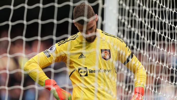 MANCHESTER, ENGLAND - OCTOBER 02: A dejected David de Gea of Manchester United during the Premier League match between Manchester City and Manchester United at Etihad Stadium on October 2, 2022 in Manchester, United Kingdom. (Photo by Matthew Ashton - AMA/Getty Images)