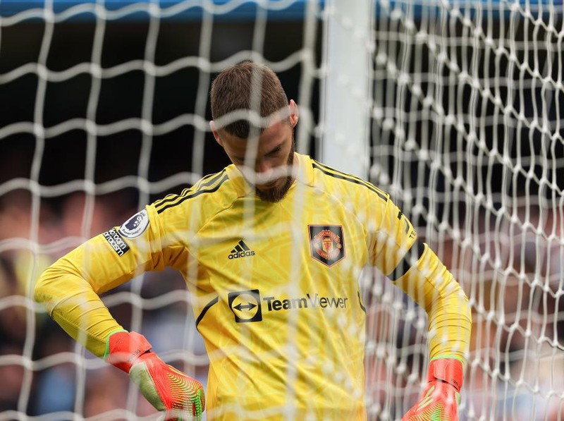 MANCHESTER, ENGLAND - OCTOBER 02: A dejected David de Gea of Manchester United during the Premier League match between Manchester City and Manchester United at Etihad Stadium on October 2, 2022 in Manchester, United Kingdom. (Photo by Matthew Ashton - AMA/Getty Images)