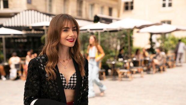 Di season 3 ini, produser dan penulis Emily in Paris, Darren Star, mengungkapkan bahwa cerita Emily akan menjadi lebih 'gila'. Bahwa setiap keputusan yang dijalani Emily tidak ada yang salah ataupun yang benar / foto: Instagram.com/netflix