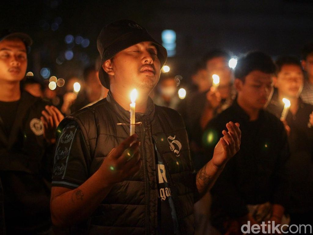 Suporter Jogja-Solo Doa Bersama untuk Tragedi Kanjuruhan Suporter Jogja-Solo Doa Bersama untuk Tragedi Kanjuruhan