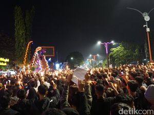 Ratusan Suporter di Mojokerto Doa Bersama untuk Korban Tragedi Kanjuruhan