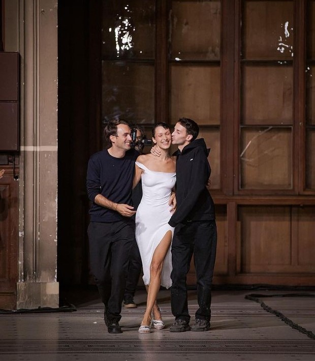 Sosok di balik ide gaun cat semprot