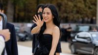 10 Gaya Seleb Hadiri Paris Fashion Week, Kylie Jenner Pakai Baju Menerawang