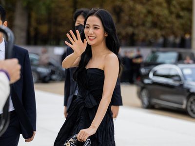 10 Gaya Seleb Hadiri Paris Fashion Week, Kylie Jenner Pakai Baju Menerawang