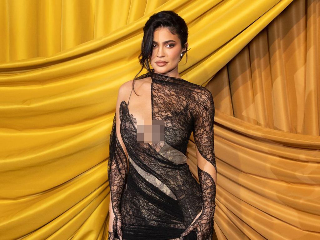 Intip Gaya Artis di Paris Fashion Week, Ada yang Pakai Baju Transparan Intip Gaya Artis di Paris Fashion Week, Ada yang Pakai Baju Transparan