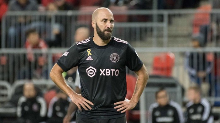 TORONTO, ONTARIO, CANADA - 2022/09/30: Gonzalo Higuain (10) of Inter Miami seen in action during the MLS game between Toronto FC and Inter Miami CF at BMO field in Toronto. The game ended 0-1 Inter Miami win. (Photo by Angel Marchini/SOPA Images/LightRocket via Getty Images)