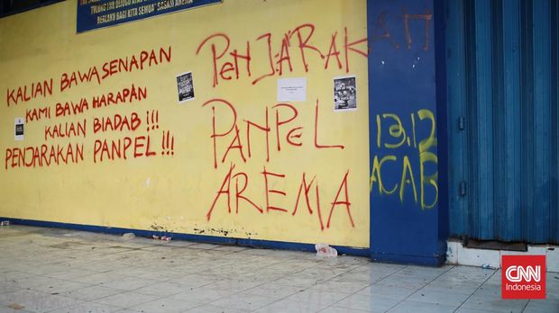 Puluhan coretan dinding dengan kode 1312 itu tampak menghiasi Stadion Kanjuruhan pada Selasa (4/10). Ini merupakan bagian dari bentuk kekesalan sejumlah orang akan Tragedi Kanjuruhan yang menelan ratusan jiwa.  CNN Indonesia/Andry Novelino