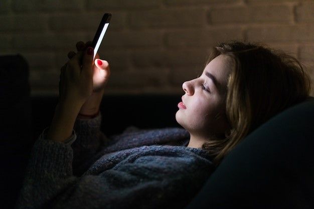 Bermain ponsel menjelang tidur dapat menyebabkan sulit tidur