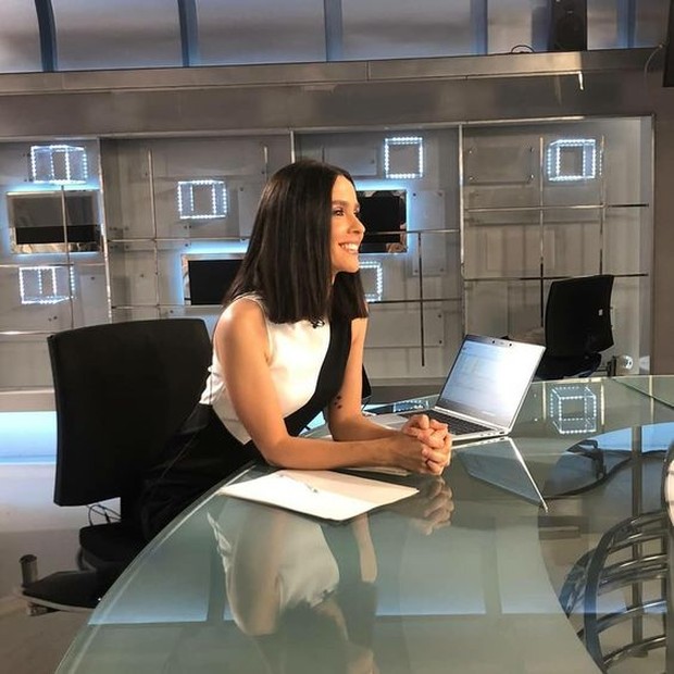 Gambaran seorang public speaker yang sedang berlath sebelum tampil