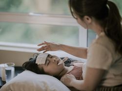 Ortu Wajib Tahu, Cara Turunkan Demam Anak Tanpa Obat Sirup