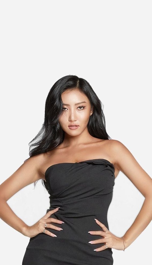 Hwasa dengan kulit sawo matang dan body curvy nya