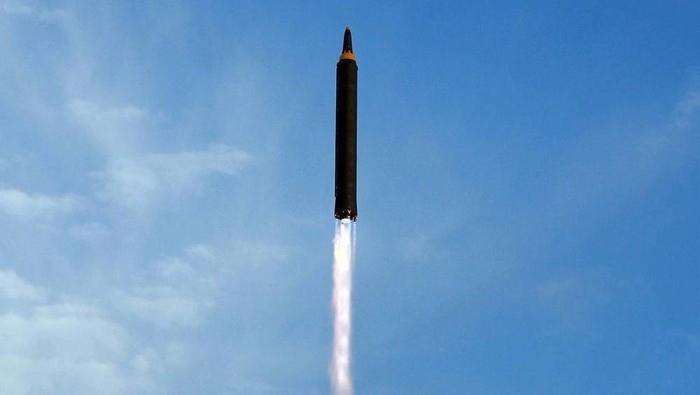 Ilustrasi rudal Hwasong-12 produksi Korut FILE - This undated photo distributed on Sept. 16, 2017, by the North Korean government shows what was said to be the test launch of an intermediate range Hwasong-12 in North Korea. North Korea on Tuesday, Oct. 4, 2022 fired an intermediate-range ballistic missile over Japan for the first time in five years. Japanese Defense Minister Yasukazu Hamada said one launched Tuesday could be the same as the Hwasong-12 missile that North has fired four times in the past. The content of this image is as provided and cannot be independently verified. (Korean Central News Agency/Korea News Service via AP, File)