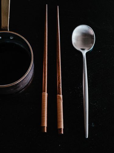 Ilustrasi sendok dan sumpit