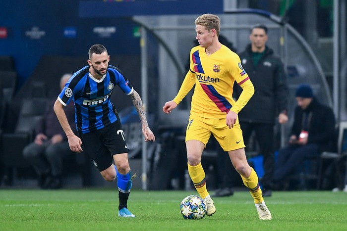Frenkie de Jong of Barcelona is challenged by Marcelo Brozovic of FC Internazionale during the UEFA Champions League stage match between Internazionale and Barcelona at Stadio San Siro, Milan, Italy on 10 December 2019 (Photo by Giuseppe Maffia/NurPhoto via Getty Images)