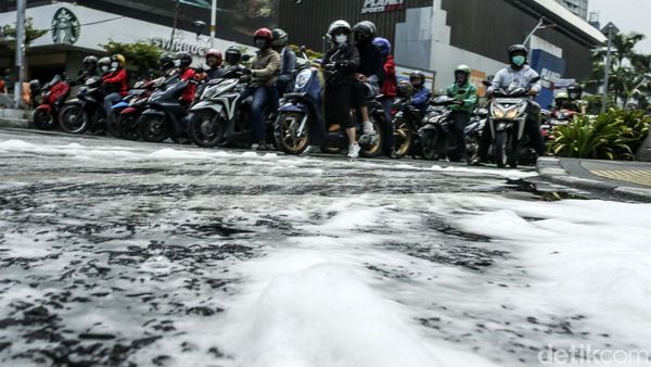 Jalan KH Wahid Hasyim Penuh Busa, Ko Bisa!