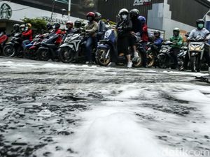 Jalan KH Wahid Hasyim Penuh Busa, Ko Bisa! Jalan KH Wahid Hasyim Penuh Busa, Ko Bisa!