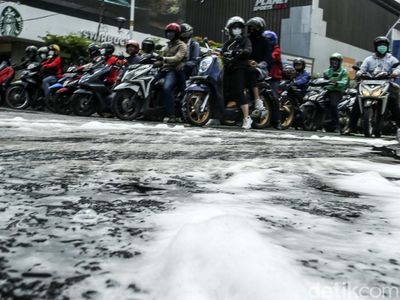 Jalan KH Wahid Hasyim Penuh Busa, Ko Bisa!