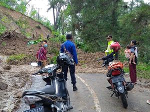 Jalur Utama Antarkecamatan di Trenggalek Putus Tertimbun Longsor