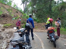 Jalur Utama Antarkecamatan di Trenggalek Putus Tertimbun Longsor