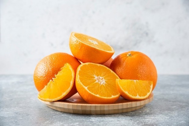 Jeruk mengandung vitamin C yang mampu mencerahkan kulit