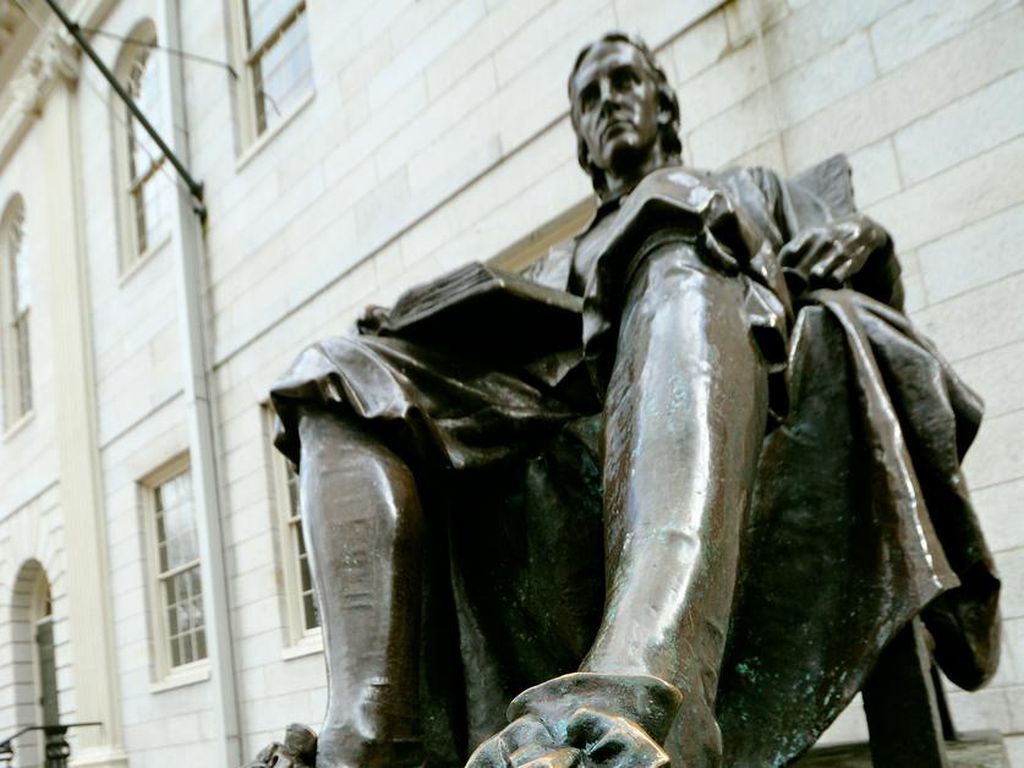 Patung di Kampus Harvard dan Mitos Sepatu Bersepuh Warna Emas