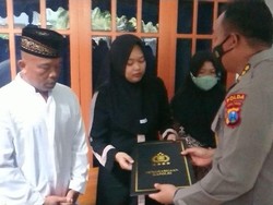 Kapolri Beri Penghargaan Dua Polisi yang Gugur saat Tragedi Kanjuruhan