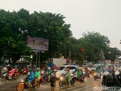 Kali Meluap ke Hek Kramat Jati, Warga Mengaku Lihat Banyak Pemotor Jatuh
