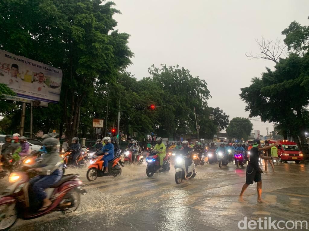 Jakarta Hujan, Kali Meluap Lagi ke Pertigaan Hek Kramat Jati Jaktim!