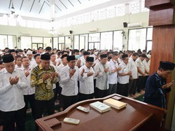 Gelar Salat Gaib, Gus Halim Doakan Korban Tragedi Kanjuruhan Malang