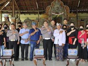 Korlantas Bagikan Ratusan Paket Sembako ke Panti Asuhan Binaan Hindu