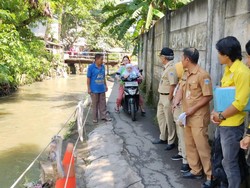 Besok, Pagar Kali yang Roboh di Mampang Jaksel Akan Dibangun