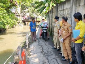 Besok, Pagar Kali yang Roboh di Mampang Jaksel Akan Dibangun Besok, Pagar Kali yang Roboh di Mampang Jaksel Akan Dibangun