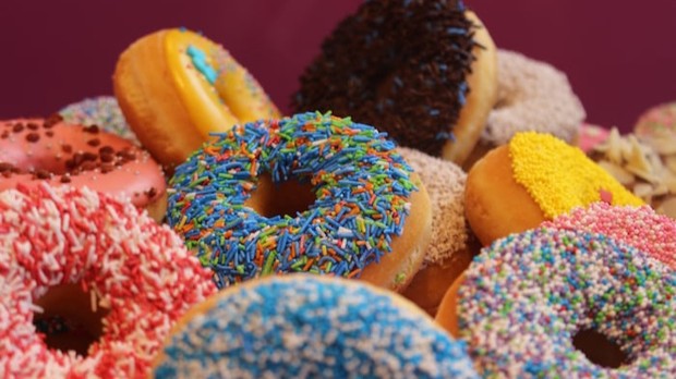 Mengonsumsi banyak gula tambahan/Foto: Unsplash.com/ELISA KERSCHBAUMER Kebiasaan ngemil yang bisa bikin otak cepat menua