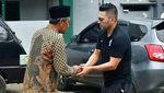 Momen Haru Pemain Arema Ziarah ke Makam Korban Kanjuruhan