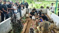 Para pemain Arema FC berziarah di makam korban tragedi Kanjuruhan di Gondanglegi, Kabupaten Malang, Jawa Timur, Senin (3/10/2022). Setelah diterima keluarga korban, rombongan Arema FC langsung menuju makam Syahrulloh, yang berada tak jauh dari kompleks pesantren. Di sana, mereka bersama memanjatkan doa untuk almarhum. (Putri/AFP/Getty Images)  