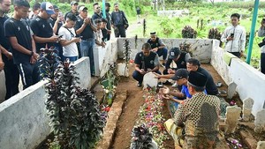 Momen Haru Pemain Arema Ziarah ke Makam Korban Kanjuruhan