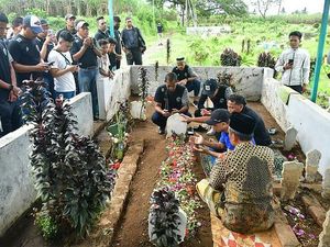 Momen Haru Pemain Arema Ziarah ke Makam Korban Kanjuruhan
