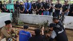 Momen Haru Pemain Arema Ziarah ke Makam Korban Kanjuruhan
