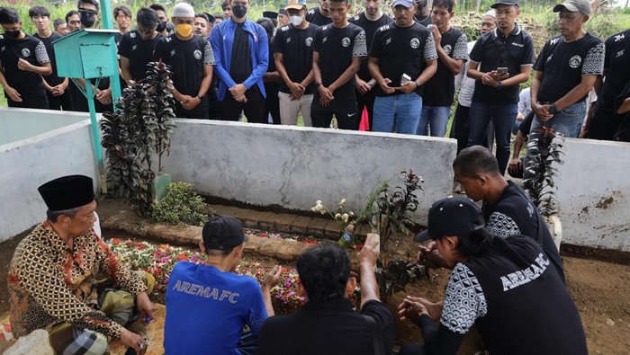 Momen Pemain Arema Ziarah ke Makam Korban Kanjuruhan Pemain dan pelatih Arema FC berdoa di makam korban tragedi Stadion Kanjuruhan di Gondanglegi, Kabupaten Malang, Jawa Timur, Senin (3/10/2022). ANTARA FOTO/H Prabowo/Zk