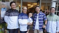Momen Sandiaga Bergaya dengan Batik