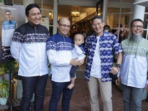 Momen Sandiaga Bergaya dengan Batik